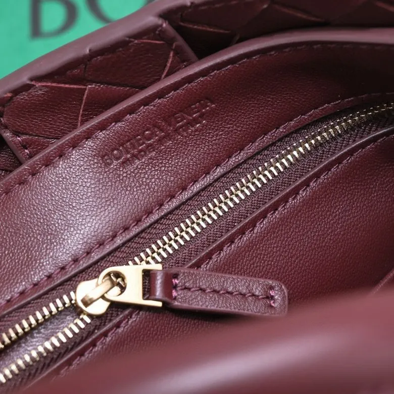 Batch 1860 B's 2023 spring and summer new model continues the brand's woven style with detailed metal knot switch buckles. This time, the shoulder straps are also made into tube weaves, showing different craftsmanship. The carrying method is versatile to create more different looks. Intrecciato woven leather small handbag, equipped with sliding crossbody strap. Internal compartments, including 1 zipper pocket and 2 open pockets with magnetic buckle closure. Size: 19*25*10.5cm, model: 7463#